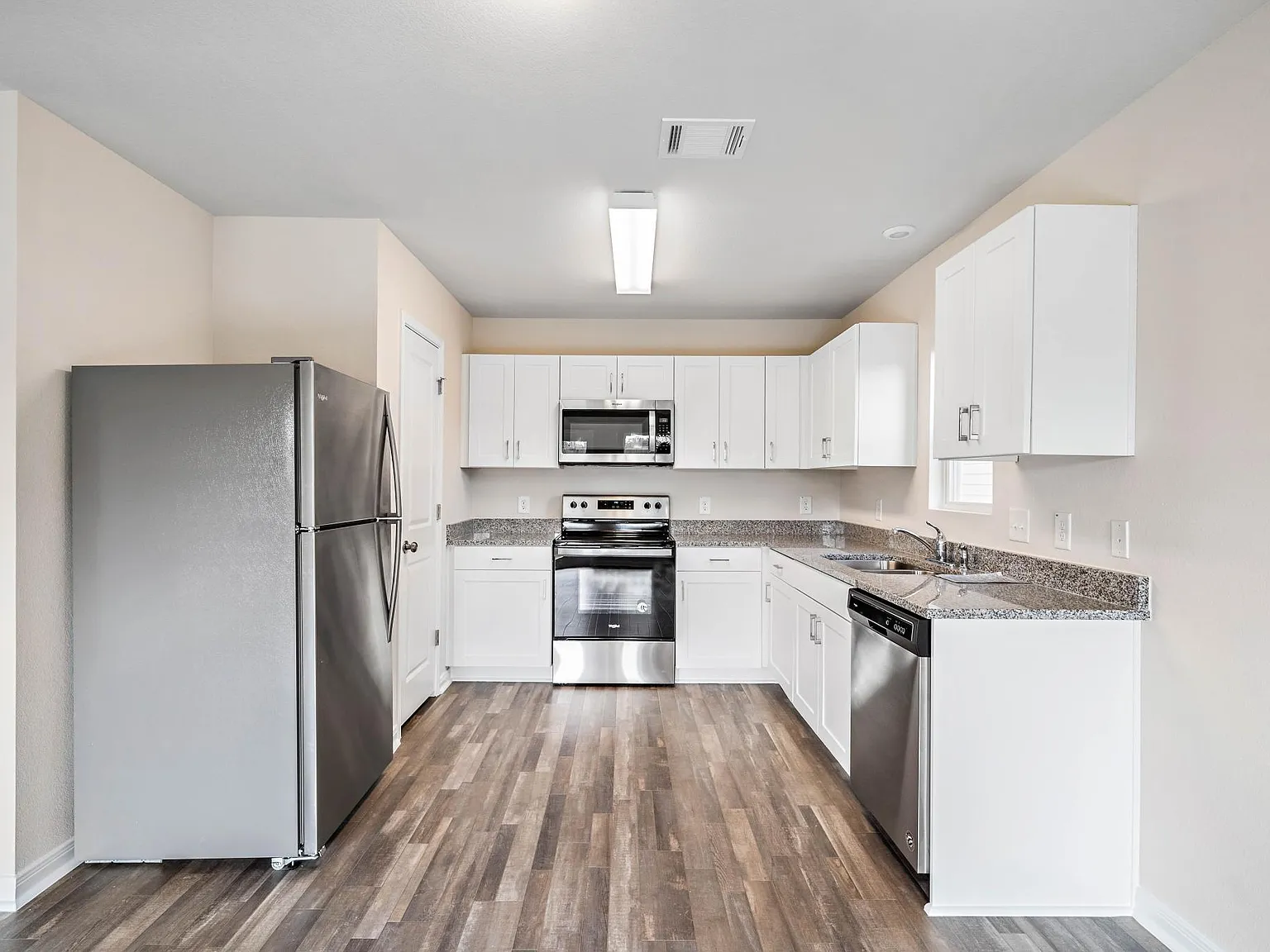 3 bed, 1200 sqft, $1,799 — Photo 2