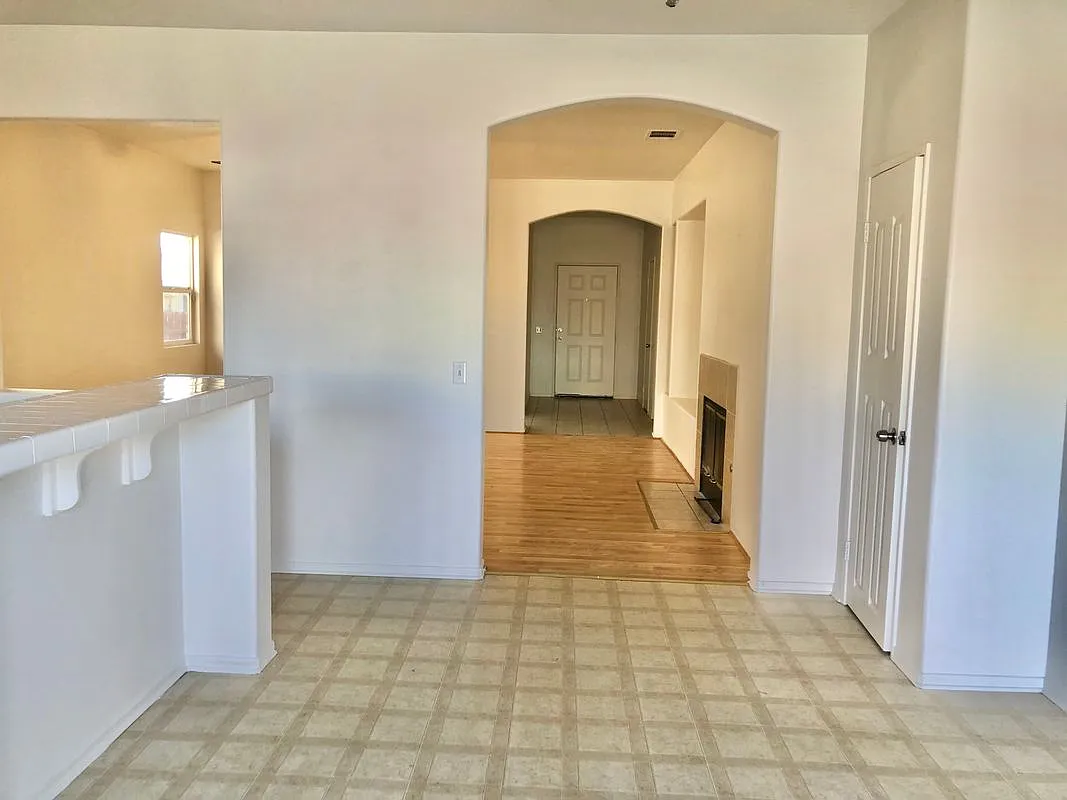 4 bed, 2.0 bath, 1693 sqft, $2,900 — Photo 4