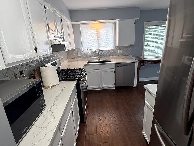 981 West Ct — Photo 3