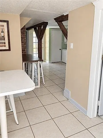 3 bed, 1.0 bath, 1552 sqft, $1,300 — Photo 3