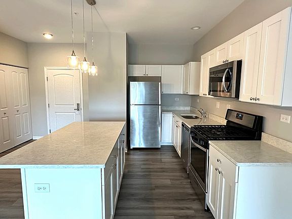 3rd image of 301 N Madison St Unit 3E