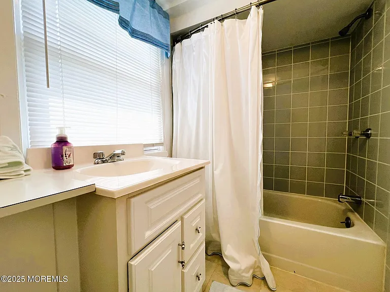 370 Macarthur Ave — Photo 21
