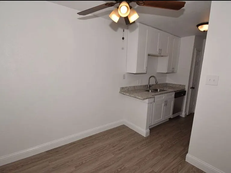 Lakeshore Villa Apartments — Photo 12