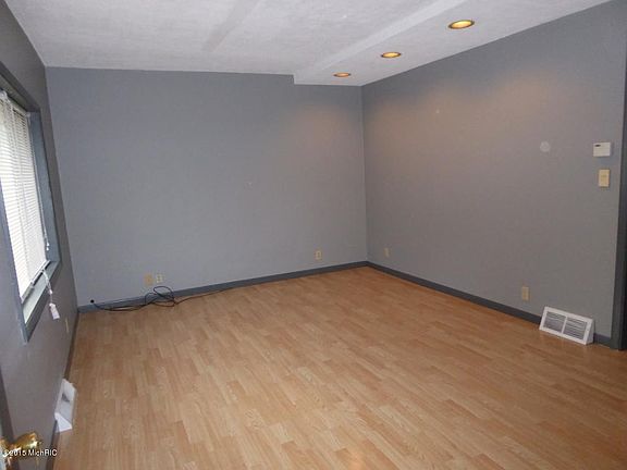 2nd image of 1521 Bradford St NE