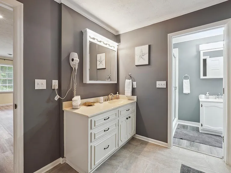 Full Master Bathroom (tub + shower + 2 sinks + 2 closets) -Upstairs Level