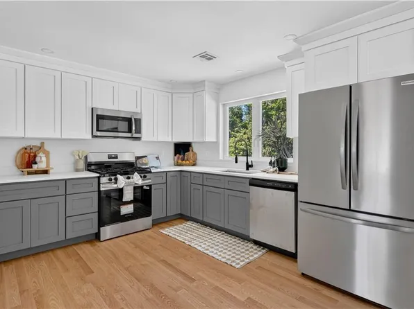 31 Tucker St, Warwick, RI 02886
