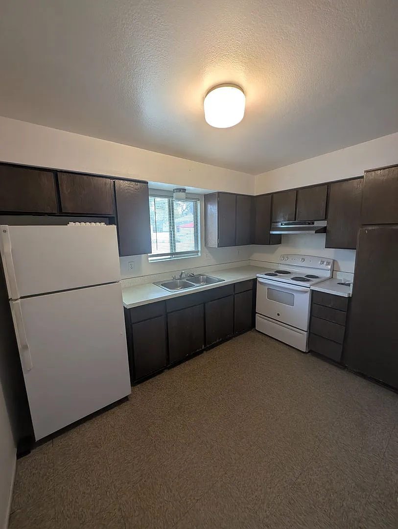 4 Plex - 2 Bedroom Unit and 1 Bath for Rent. — Photo 3