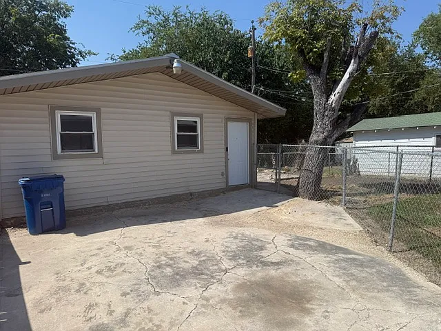 2 bed, 796 sqft, $750 — Photo 1