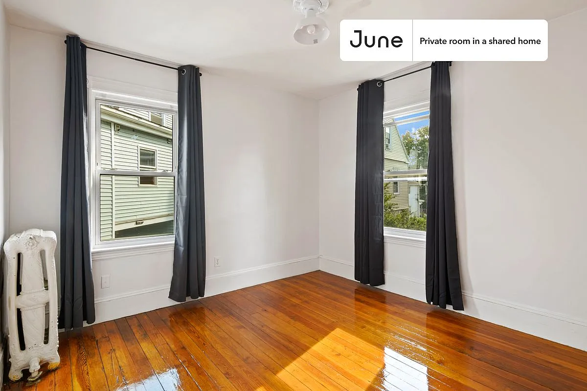 Queen bedroom in 6 bed/2 bath home in Allston #539 A — Photo 2