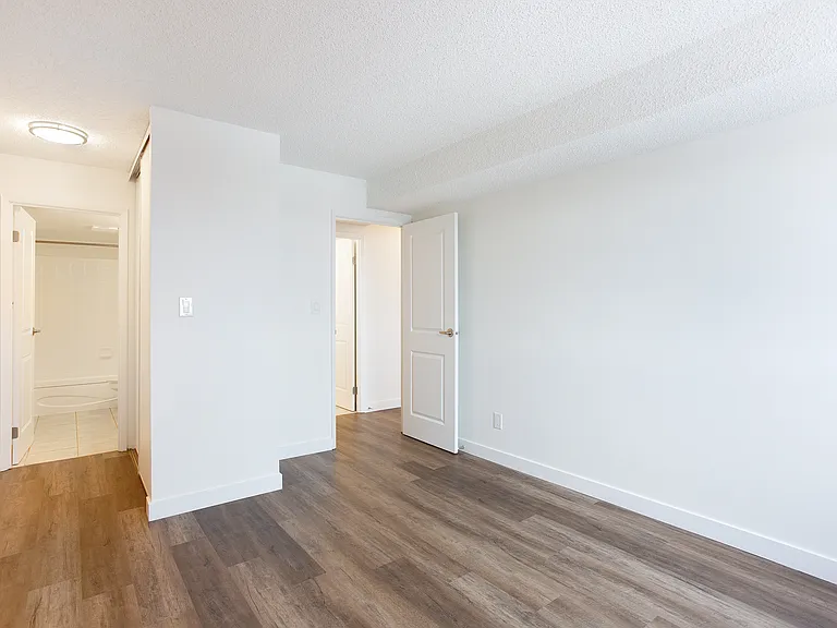 4637 Macleod Trl SW — Photo 6