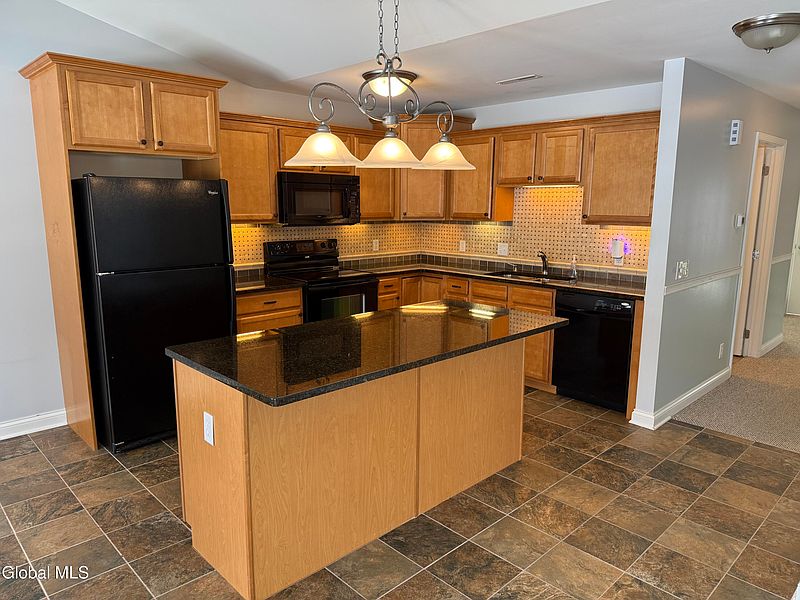 3rd image of 802 Royale Court