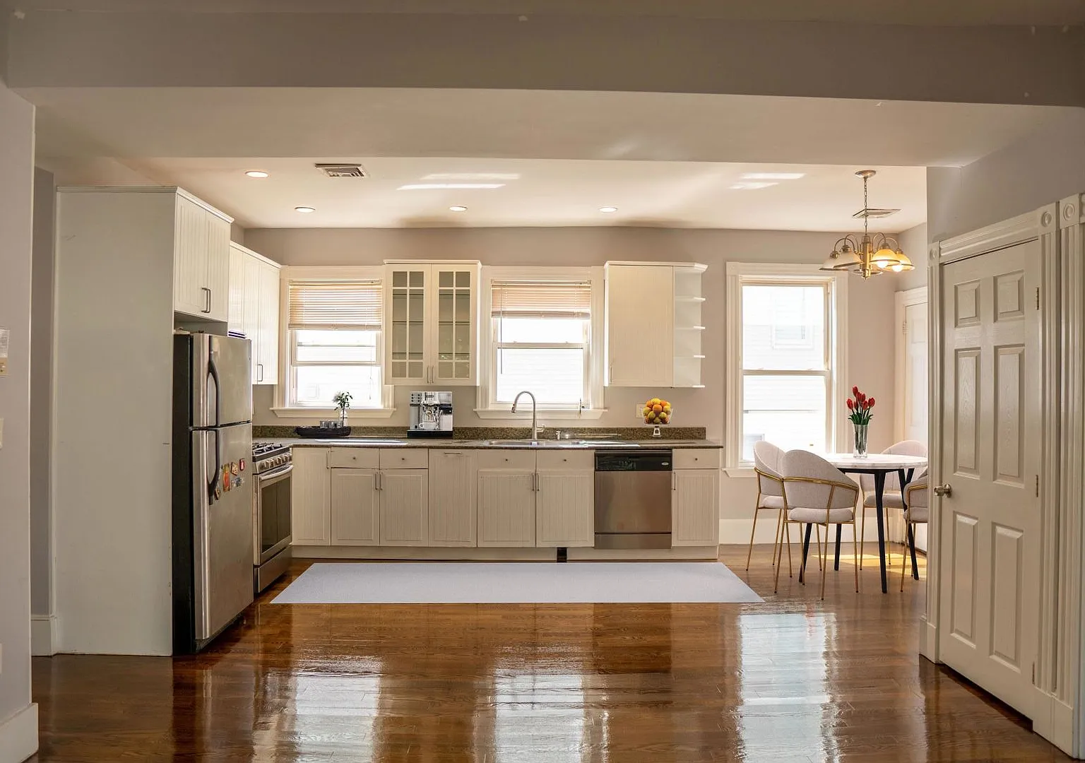 Sunny, massive, Modern. "Socially Inclined" apartment near NEU with modern appliances and plenty ... — Photo 2