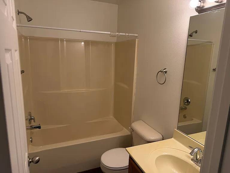 415-417 Middle Rd — Photo 5