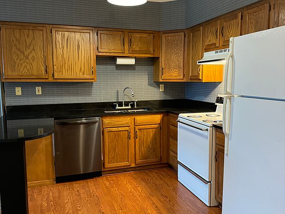 3rd image of 3441 Peach St #5