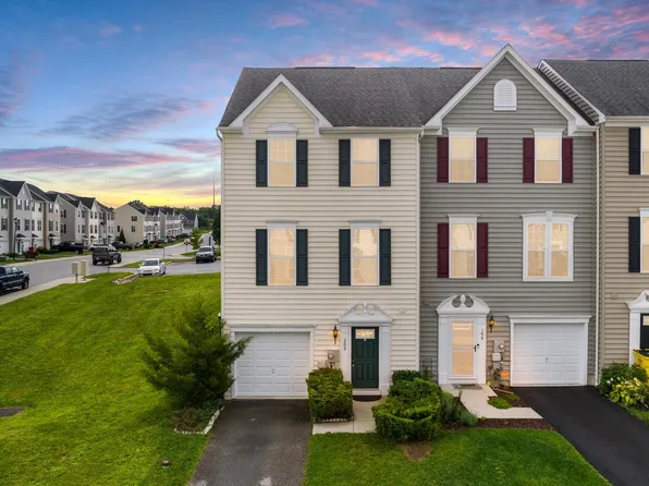 202 Norwood Dr, Falling Waters, WV 25419