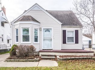 19920 Kenosha St, Harper Woods, MI 48225