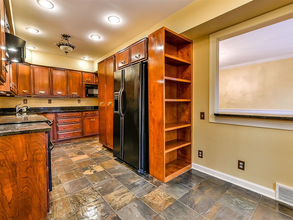 Kitchen with room for a small table and pass through to dini