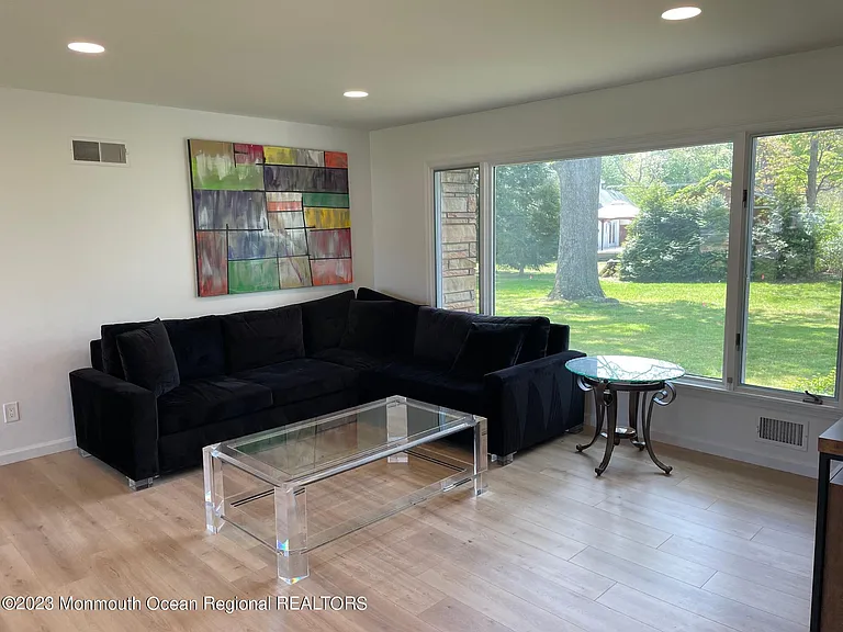12 Greenbrier Rd — Photo 2