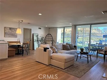 723 Palisades Beach Rd — Photo 2