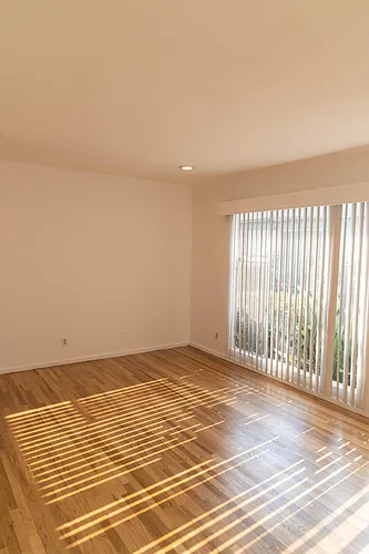 663 E Queen St #2 Photo 1