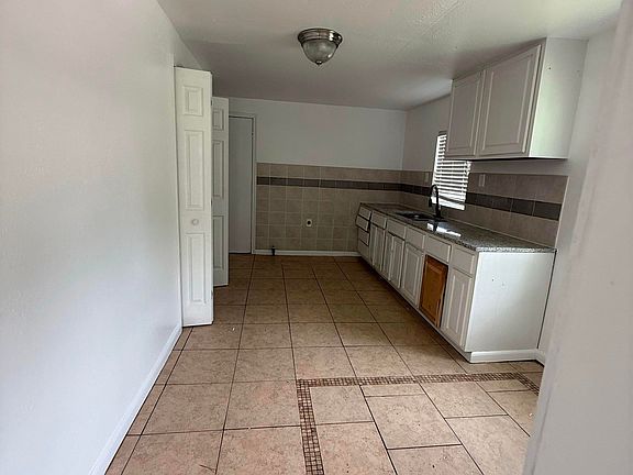 3rd image of 812 W 26th St