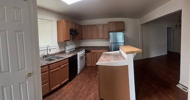 3 bed, 2428 sqft, $1,950 — Photo 4