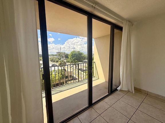 4th image of 1470 NE 123rd St APT 512