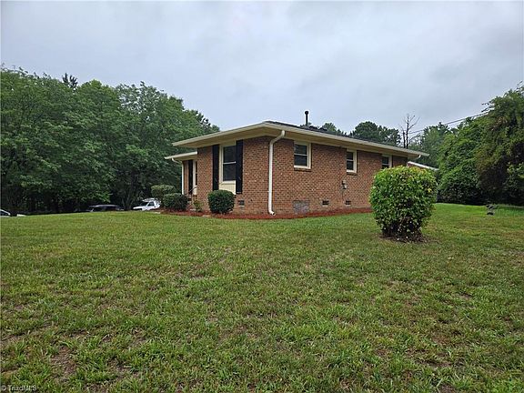3rd image of 2116 Larkspur Dr