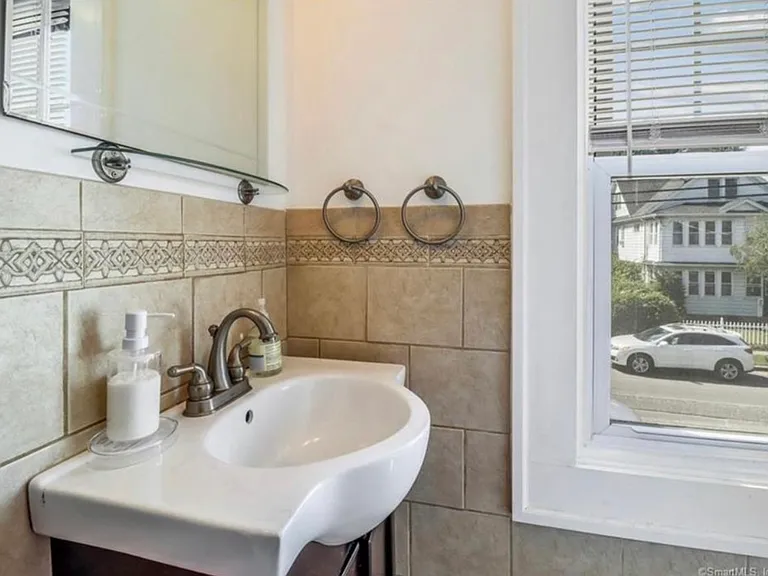 58 Ardmore St #1 — Photo 9