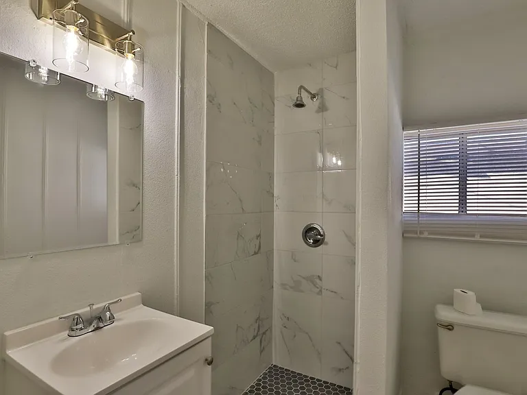 102 E Hatcher Rd — Photo 7
