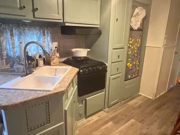 5th image of 416 Maplewood Dr #206