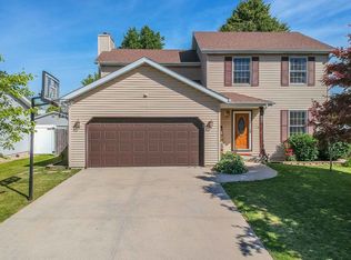 37 Edgewood Ct, Bloomington, IL 61701