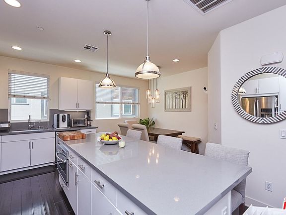 4th image of 686 N Gramercy Pl