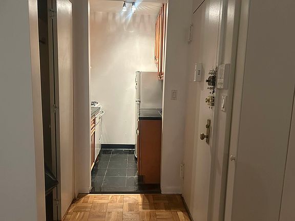 4th image of 216 E 77th St APT 1D