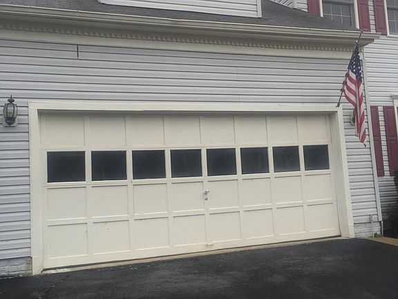 2nd image of 16044 Hayes Ln