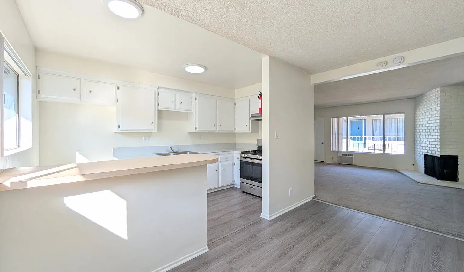 2 bed, 880 sqft, $2,400 — Photo 4