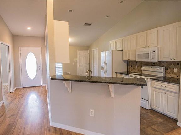 5th image of 537 Seven Oaks St