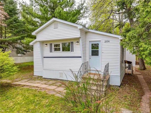 304 Governor Ln, Fredericton, NB E3B 7K9