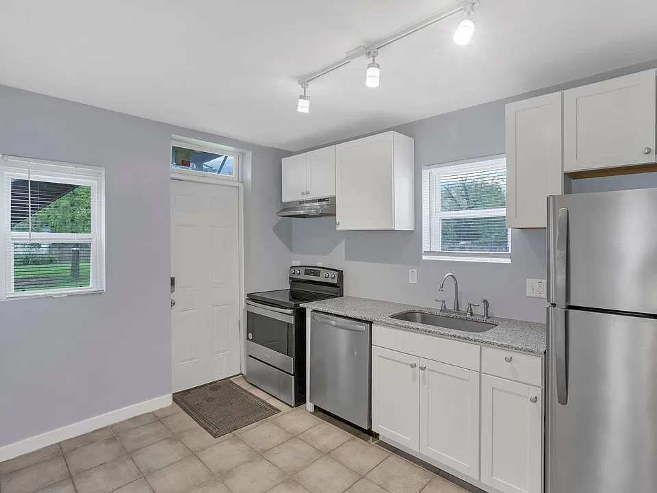 1104-1106 Oakwood Ave