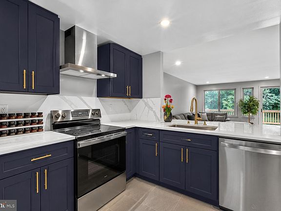 2nd image of 10759 Lester St