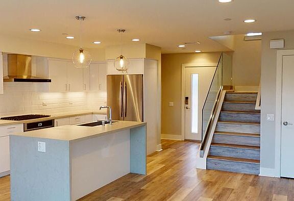 3rd image of 3030 Jarvis St Unit 1