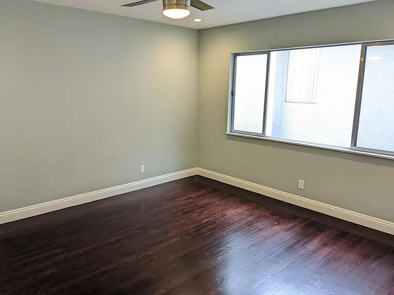 1028 E 3rd St #6 — Photo 9