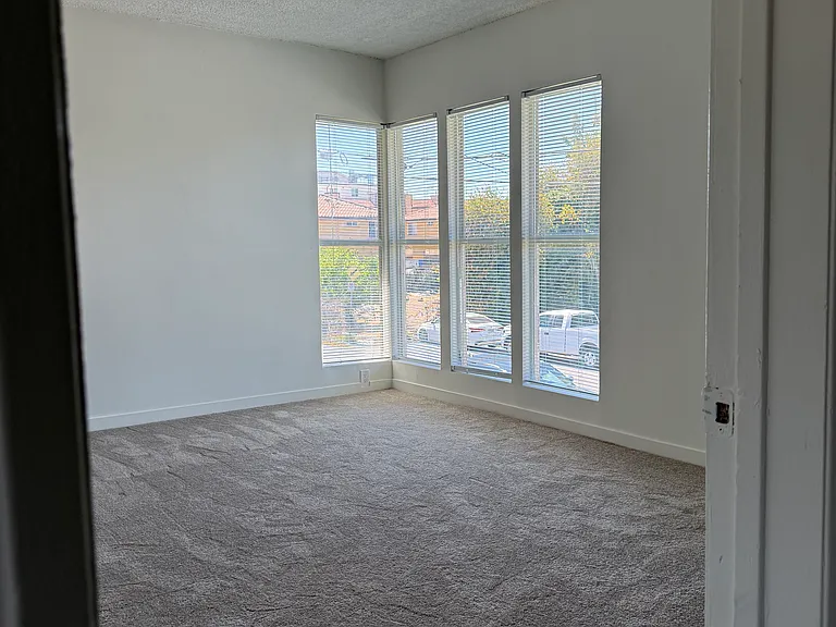 18401 Malden Apartments — Photo 3