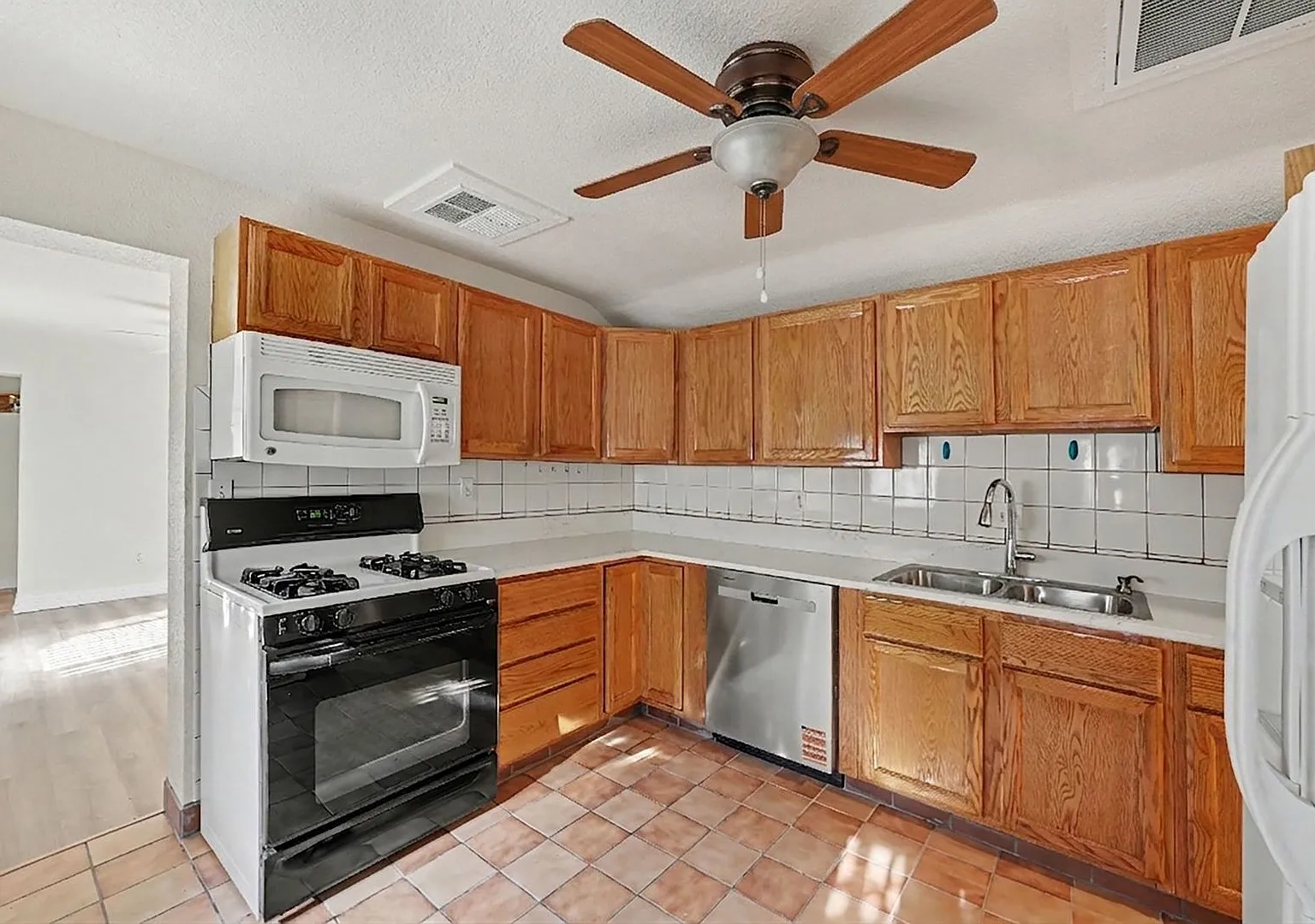 Charming 2-Bedroom Apartment in Berkeley - Available NOW — Photo 4