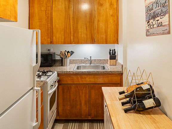 5th image of 305 E 40th St APT 10U