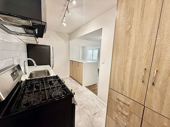 3rd image of 4310-4324 Mercier St #4324-1
