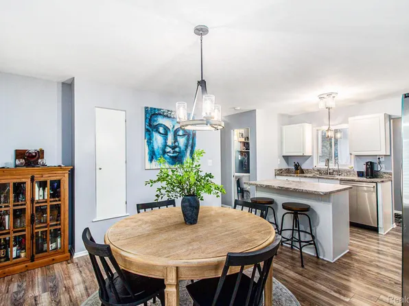 3740 Clintonville Rd, Waterford, MI 48329