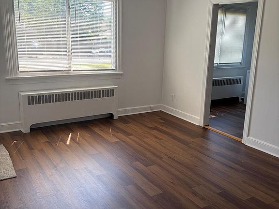 5th image of 107 Washington St NE