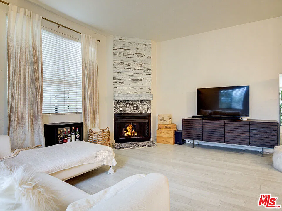 2 bed, 2.0 bath, 1101 sqft, $4,500 — Photo 2