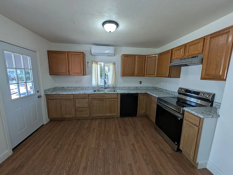 604 Loma St — Photo 10
